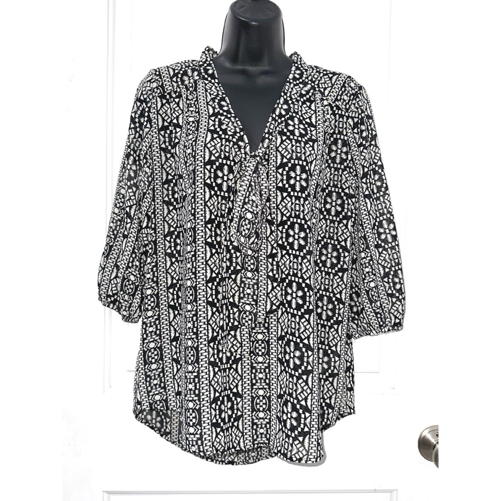 Xhilaration black and white geometric print 3/4 sleeve v-neck blouse